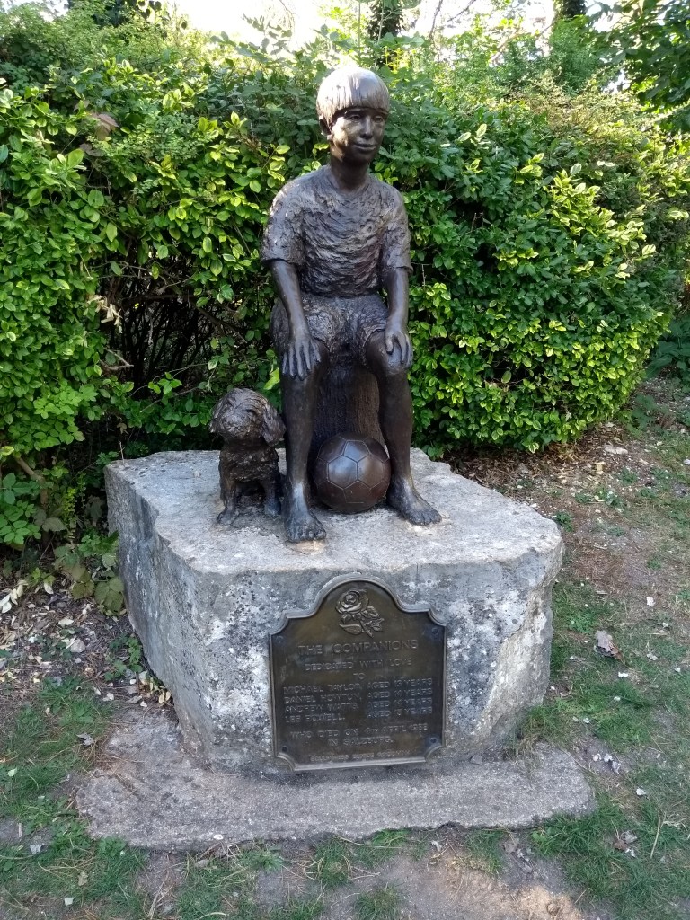 In commemoration of the four boys from Altwood School who died in 1988 during a skiing trip, located on Ray Mill Island