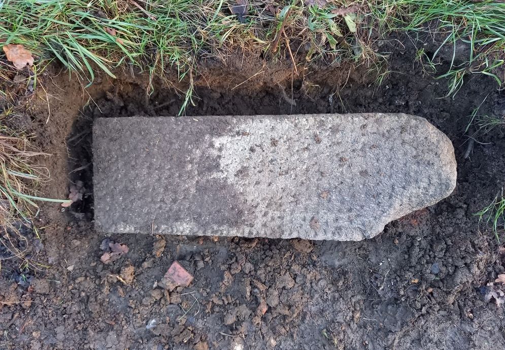 Boundary Stone MB13 opposite Butlers Gate