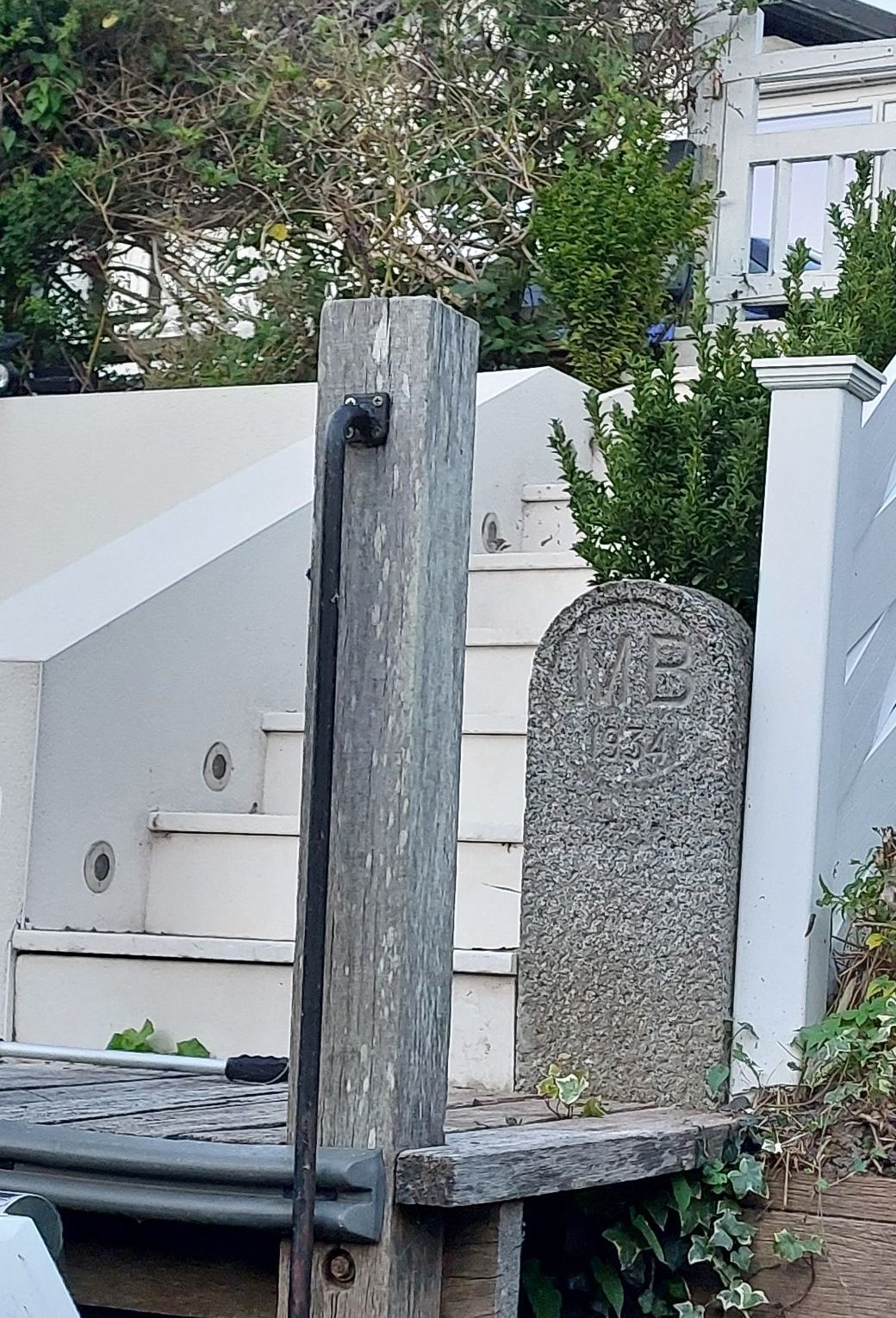 Boundary Stone MB25 Gaiety Row River Road